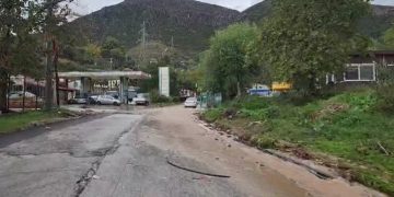 Situatë e vështirësuar nga shirat në bashkinë Delvinë, tre shtëpi janë përmbytur dhe banorët janë evakuuar.