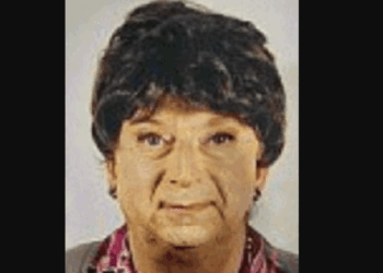 Skandal në Itali: Një burrë disguisohet si nëna e tij e ndjerë për të grabitur pensionin e saj, por qafa dhe zëri i trashë e demaskojnë 56-vjeçarin.