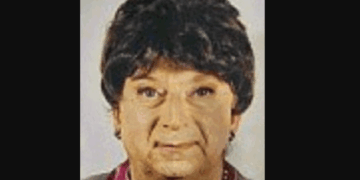 Skandal në Itali: Një burrë disguisohet si nëna e tij e ndjerë për të grabitur pensionin e saj, por qafa dhe zëri i trashë e demaskojnë 56-vjeçarin.