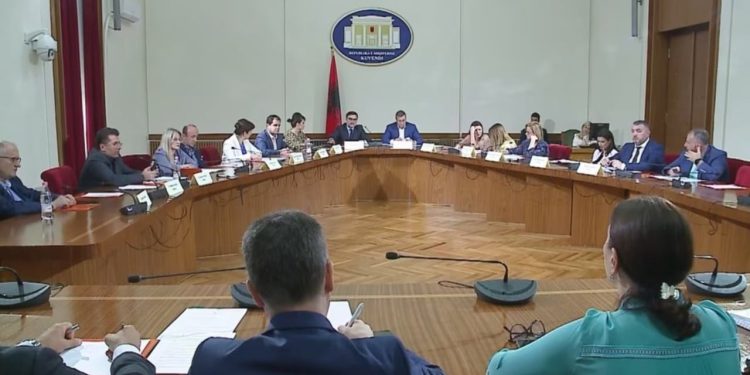 Sot fillon aktiviteti i Komisionit të Reformës Zgjedhore, ku në agjendë është përcaktimi i numrit të ekspertëve teknikë, si dhe ndriçimi i rolit të OSBE/ODIHR dhe 'Venecia'.