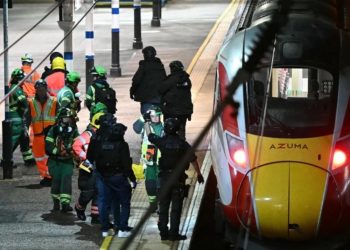Sulmi me thikë në tren në Britani, bilanci i rënduar: 2 prej 11 të lënduarve janë në gjendje kritike.
