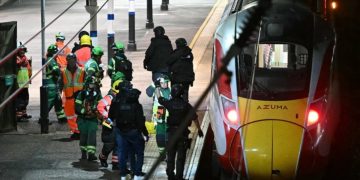 Sulmi me thikë në tren në Britani, bilanci i rënduar: 2 prej 11 të lënduarve janë në gjendje kritike.