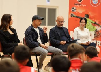 Sylvinho në ‘Akademinë e Zhvillimit të Rinisë Elite’: Keni besim në vetvete, jepni maksimumin tuaj.