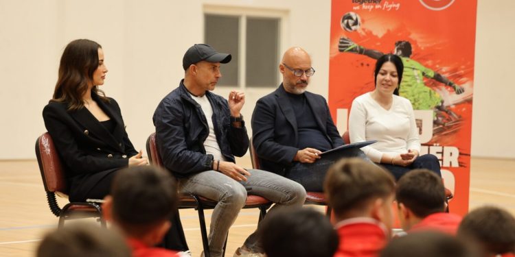 Sylvinho në ‘Akademinë e Zhvillimit të Rinisë Elite’: Keni besim në vetvete, jepni maksimumin tuaj.