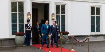 Takimi me homologun holandez, Rama publikon fotografi nga rezidenca qeveritare në Hagë: Diskutuam mbi marrëveshjen e partneritetit strategjik.