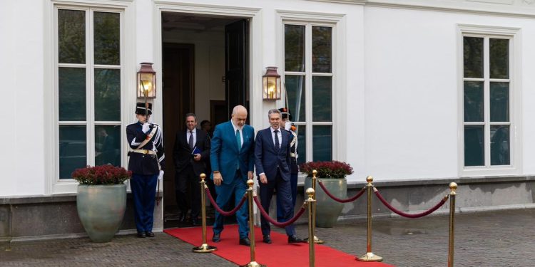 Takimi me homologun holandez, Rama publikon fotografi nga rezidenca qeveritare në Hagë: Diskutuam mbi marrëveshjen e partneritetit strategjik.