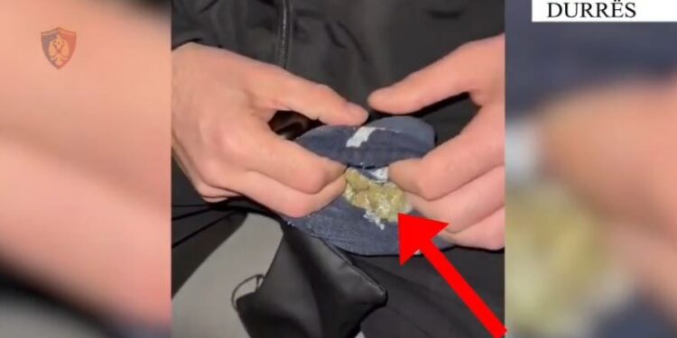 Të arrestuar 12 persona në Durrës për tregti droge pranë gjimnazeve, mes tyre edhe drejtoresha e grupit.