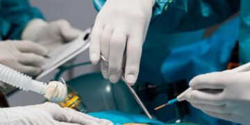 Të rinjtë që u godit me thikë afër zemrës, Spitali Rajonal i Durrësit: Ndërhyrje e komplikuar, i mituri po qëndron në Reanimacion.