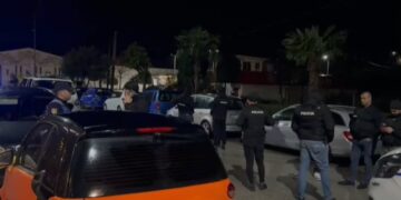Të shtëna mbi armë në Fier, dyshime për një konflikti mes dy individëve/ Policia siguron vendin e ngjarjes