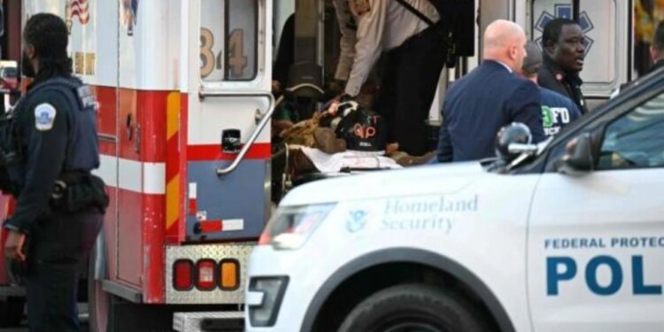 Të shtëna me armë zjarri afër Shtëpisë së Bardhë, dy anëtarë të Gardës Kombëtare humbasin jetën/ Arrestohet personi i dyshuar, Trump: Do të përballojë pasojat e rënda.