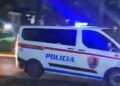 Të shtëna me armë zjarri në Elbasan, dy persona të proceduar dhe dy të tjerë në kërkim. Policia njofton se pamjet nga kamerat e sigurisë janë fshirë.