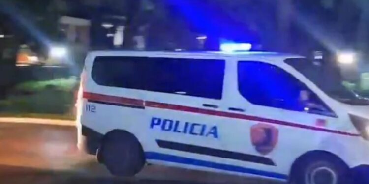 Të shtëna me armë zjarri në Elbasan, dy persona të proceduar dhe dy të tjerë në kërkim. Policia njofton se pamjet nga kamerat e sigurisë janë fshirë.