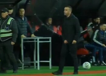 Tension i ri në Vlorë, ndeshja ndërpritet, ndërhyn policia për të stabilizuar situatën gjatë takimit Flamurtari-Vora – VIDEO