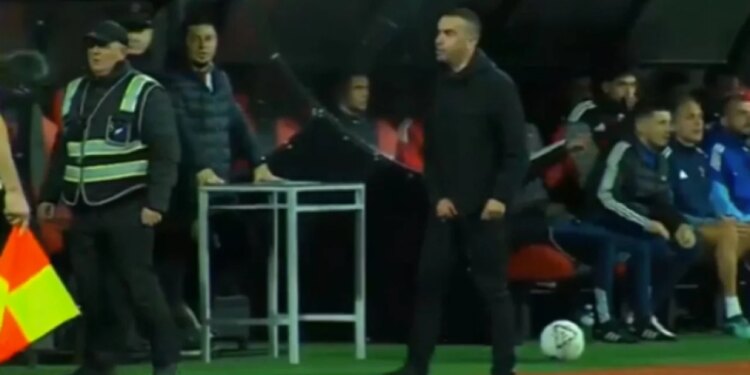 Tension i ri në Vlorë, ndeshja ndërpritet, ndërhyn policia për të stabilizuar situatën gjatë takimit Flamurtari-Vora – VIDEO