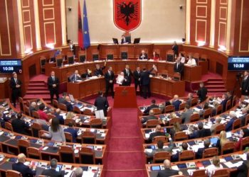 Tensione në Kuvend: Peleshi ndërpret fjalën, Berisha afrohet dhe rrethohet nga Garda