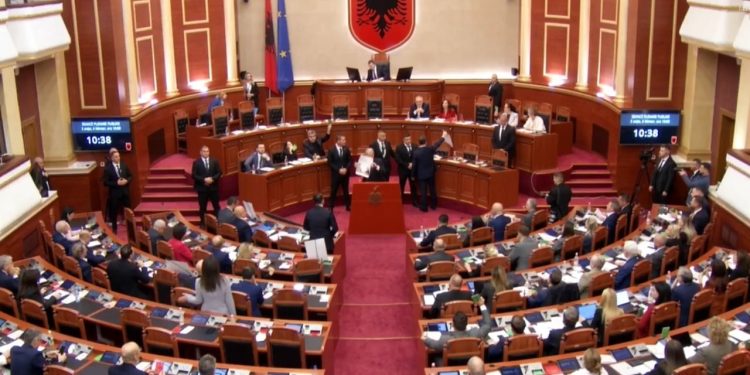 Tensione në Kuvend: Peleshi ndërpret fjalën, Berisha afrohet dhe rrethohet nga Garda