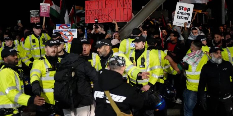 Tensionet gjatë ndeshjes së Europa League mes Aston Villës dhe skuadrës izraelite, 11 të arrestuar pas protestave masive në mbështetje të Palestinës.