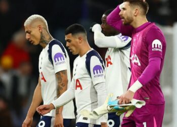 Tottenham përjeton rënien e radhës, Spursat humbin derbin dhe dalin nga zona e europiane.