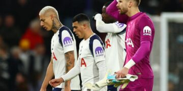 Tottenham përjeton rënien e radhës, Spursat humbin derbin dhe dalin nga zona e europiane.