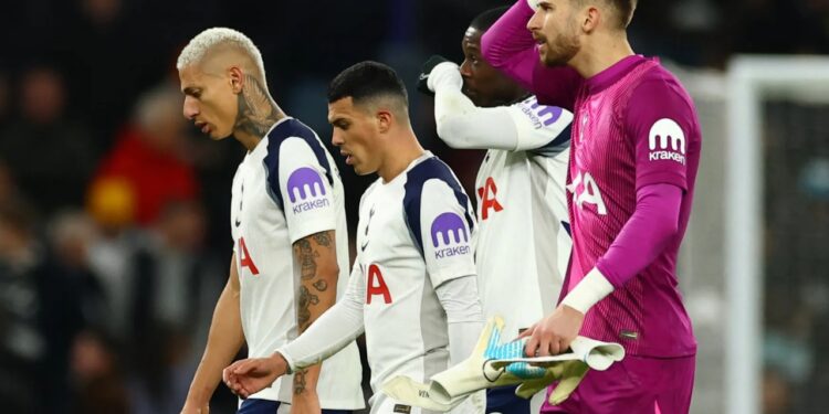 Tottenham përjeton rënien e radhës, Spursat humbin derbin dhe dalin nga zona e europiane.