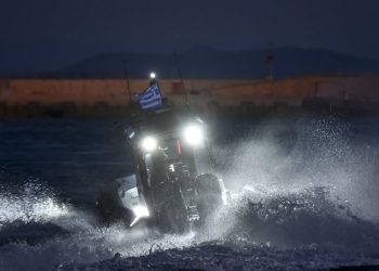 Tragedi në bregdetin grek: Varka me emigrantë mbytet, disa persona humbin jetën.