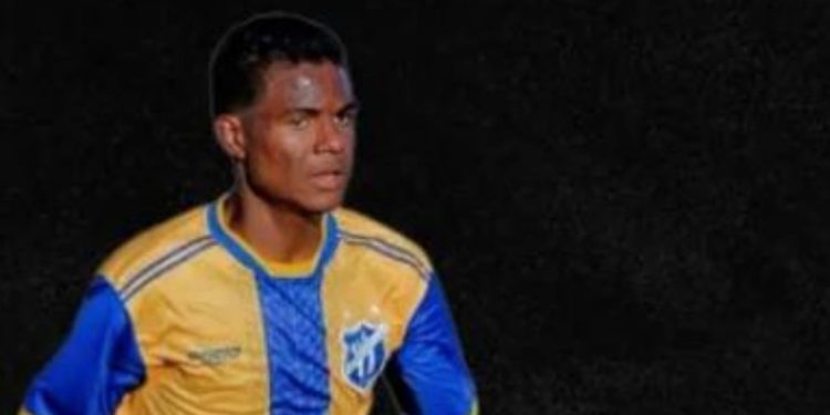 Tragjedi në Brazil: Një futbollist 18-vjeçar humb jetën pas një aksidenti të rëndë me armën e zjarrit, i shkaktuar nga vëllai i tij më i vogël gjatë pastrimit të armës.