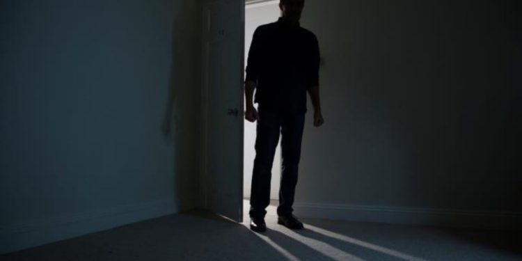 Trajneri arrestohet për abuzim seksual me vajza të mitura; prindërit e një adoleshenteje 14-vjeçare paraqesin kallzimin.