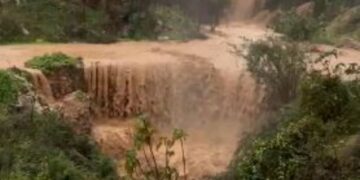 Tre fshatra në Delvinë të izoluar për shkak të kushteve të këqija të motit, ura e fshatit Leftrehor pëson dëmtime të mëdha.