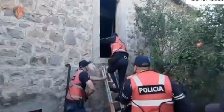 Tre “shtëpi bari” në Shkodër: Arrestohen dy individë dhe ndalohen katër punonjës të OSHEE për shpërdorim të detyrës.