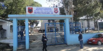 Tre të mitur në Fier përballen me akuzat për posedim dorezash metalike dhe fishekësh luftarakë.