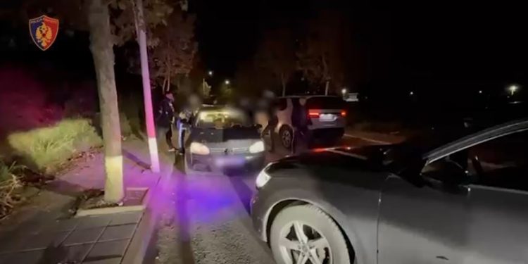 Tre të rinjtë nga Lushnja arrestohen për fshehjen e kokainës nën timonin e mjetit.