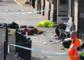 Treni në Britani goditet nga një sulm me thikë, 11 të plagosur; kryeministri dhe Mbreti reagojnë ndaj situatës