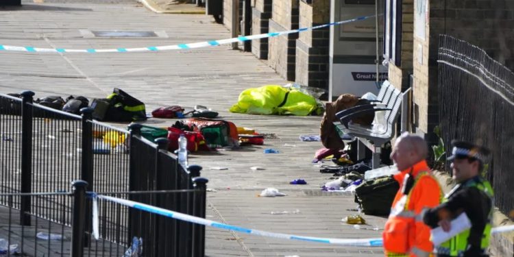 Treni në Britani goditet nga një sulm me thikë, 11 të plagosur; kryeministri dhe Mbreti reagojnë ndaj situatës