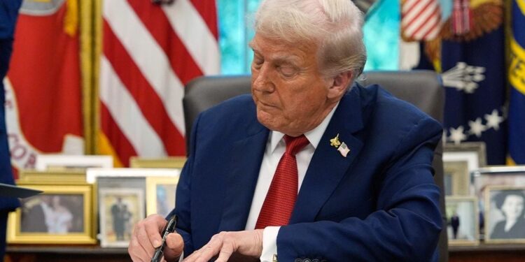 Trump firmos një urdhër ekzekutiv për inteligjencën artificiale, SHBA përkushtohet për të arritur dominimin në tregun global të teknologjisë.