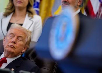 Trump injoron konferencën në Zyrën Ovale, presidenti amerikan zënë gjumi.