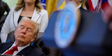 Trump injoron konferencën në Zyrën Ovale, presidenti amerikan zënë gjumi.