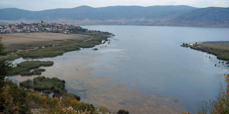 Turizmi në zonën e Prespës, tre kryebashkiakët e liqenit bisedojnë për kooperimin transkufitar