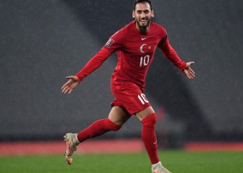 Turqia: Calhanoglu mund të jetë jashtë për balotazh ndaj Spanjës, Chivu gëzohet për ndeshjen derbi.