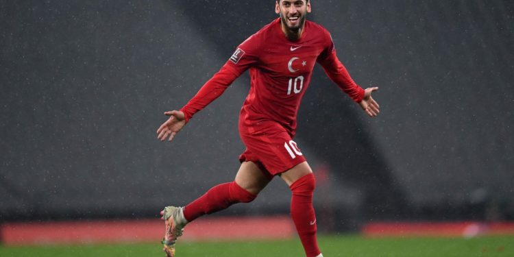 Turqia: Calhanoglu mund të jetë jashtë për balotazh ndaj Spanjës, Chivu gëzohet për ndeshjen derbi.