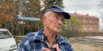 U zbulua i varur në kangjellat e murit rrethues, sipas qytetarëve: kishte jetuar në Itali dhe konsumonte alkool në sasi të mëdha.