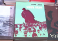 "Udhëzuesi për Rrëzimin" / Romani i Jonila Godoles që eksploron autorësinë e rrëzimit të bustit të Enver Hoxhës.