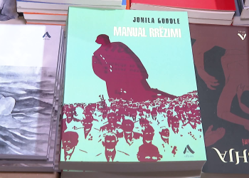 "Udhëzuesi për Rrëzimin" / Romani i Jonila Godoles që eksploron autorësinë e rrëzimit të bustit të Enver Hoxhës.