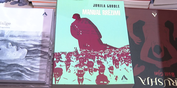 "Udhëzuesi për Rrëzimin" / Romani i Jonila Godoles që eksploron autorësinë e rrëzimit të bustit të Enver Hoxhës.