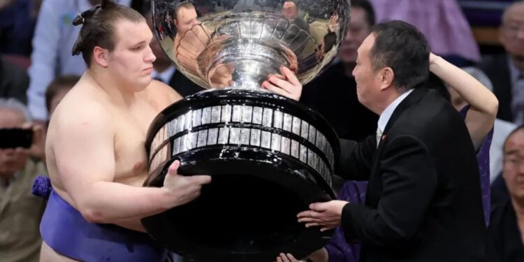 Ukrainasi i parë që triumfon në një turne prestiž të sumos në Japoni, refugjati shpallet kampion