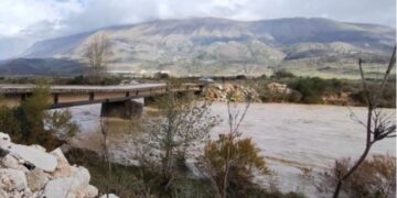 Ura e Glinës shembet pas reshjeve, pesë fshatra në Dropull përballen me izolim.