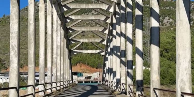 Ura historike mbi lumin Mat në kërcënim për shembje pas reshjeve të mëdha të fundit.