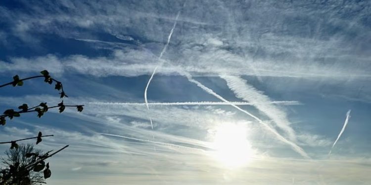 Ushtria amerikane ndeshet me akuza për hedhjen e fshehtë të kimikateve toksike në ajër. Studiuesit për mjedisin paralajmërojnë mbi rrezikun për mirëqenien e sistemeve jetësore të Tokës.