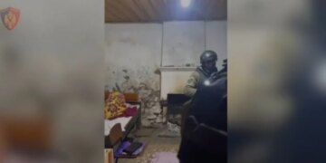 VIDEO/ 12 orë të bllokuar në apartament, policia reagon pas dorëzimit të dy të dyshuarve! Arsenali i armëve, granatat dhe flamuri i ISIS zbulohet në vendngjarje.