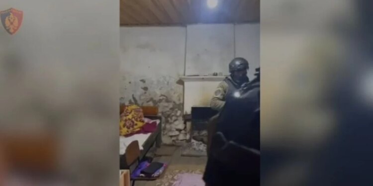 VIDEO/ 12 orë të bllokuar në apartament, policia reagon pas dorëzimit të dy të dyshuarve! Arsenali i armëve, granatat dhe flamuri i ISIS zbulohet në vendngjarje.
