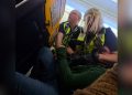VIDEO/ Dështim në një fluturim nga Ukraina në Angli, pasagjeri i dehur nuk pranon të qëndrojë në vend gjatë uljes së avionit dhe sulmon punonjësit e sigurisë.